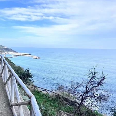 Attico Con Ampio Terrazzo E Vista Mozzafiato Vicino Il Mare